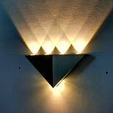 Hjemix | TriLumina Prism LED Vegglampe | Kreativ Pyramide Design | Aluminium & Akryl | Fargede Lysalternativer