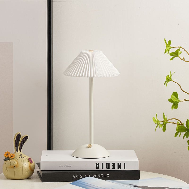Hjemix | Moderne skandinavisk oppladbar jernstoff cone plisserte LED bordlampe for nattbord