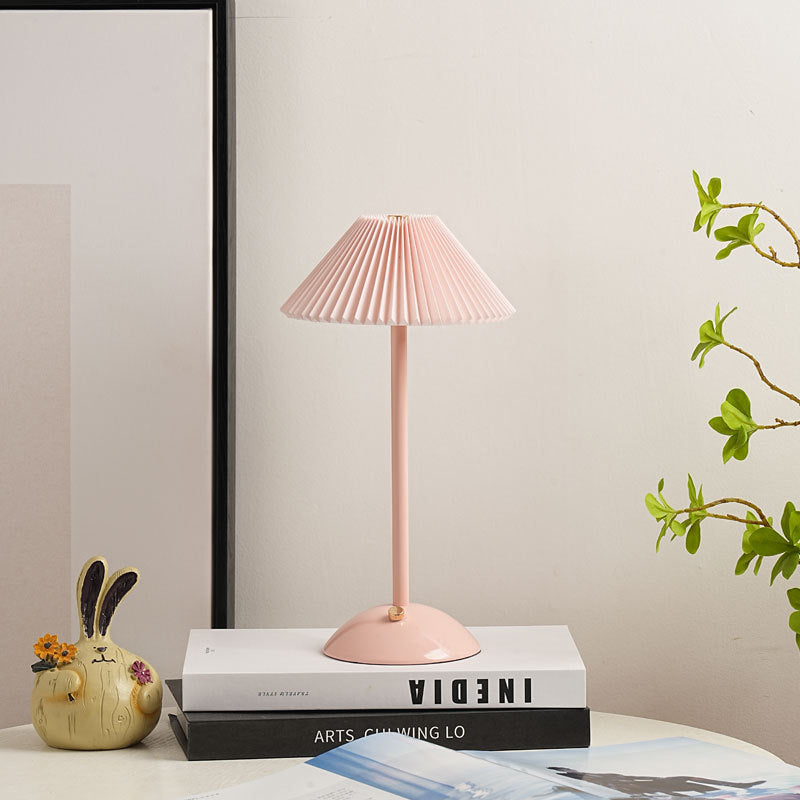 Hjemix | Moderne skandinavisk oppladbar jernstoff cone plisserte LED bordlampe for nattbord