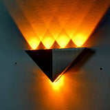 Hjemix | TriLumina Prism LED Vegglampe | Kreativ Pyramide Design | Aluminium & Akryl | Fargede Lysalternativer