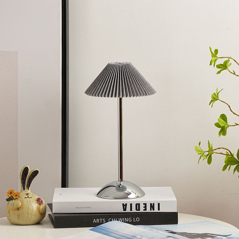 Hjemix | Moderne skandinavisk oppladbar jernstoff cone plisserte LED bordlampe for nattbord