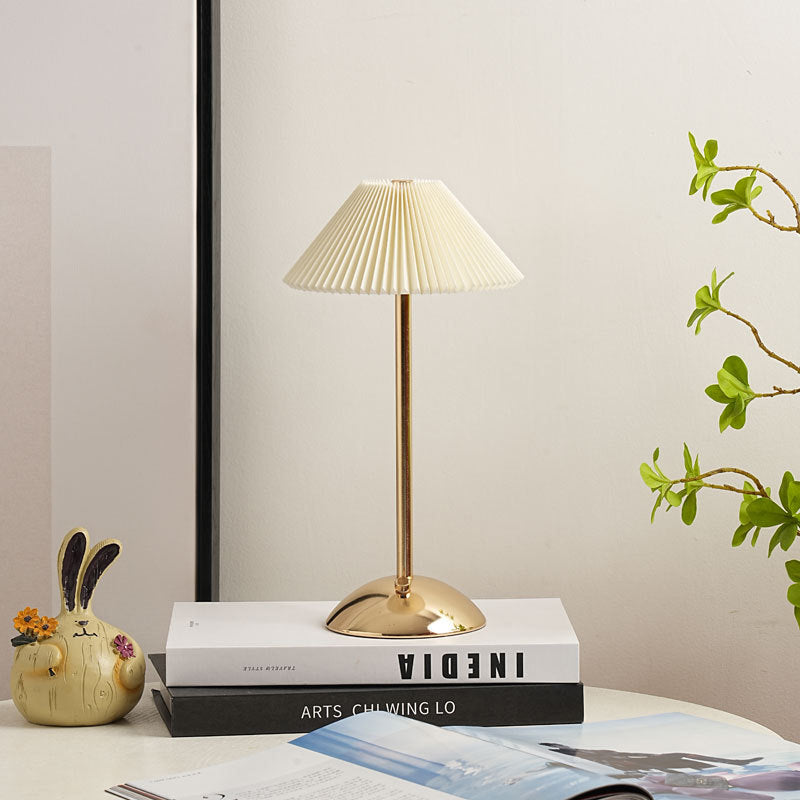 Hjemix | Moderne skandinavisk oppladbar jernstoff cone plisserte LED bordlampe for nattbord