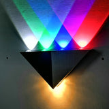 Hjemix | TriLumina Prism LED Vegglampe | Kreativ Pyramide Design | Aluminium & Akryl | Fargede Lysalternativer