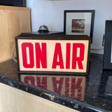 Hjemix | On Air Skilt Retro Lysboks Bordlampe