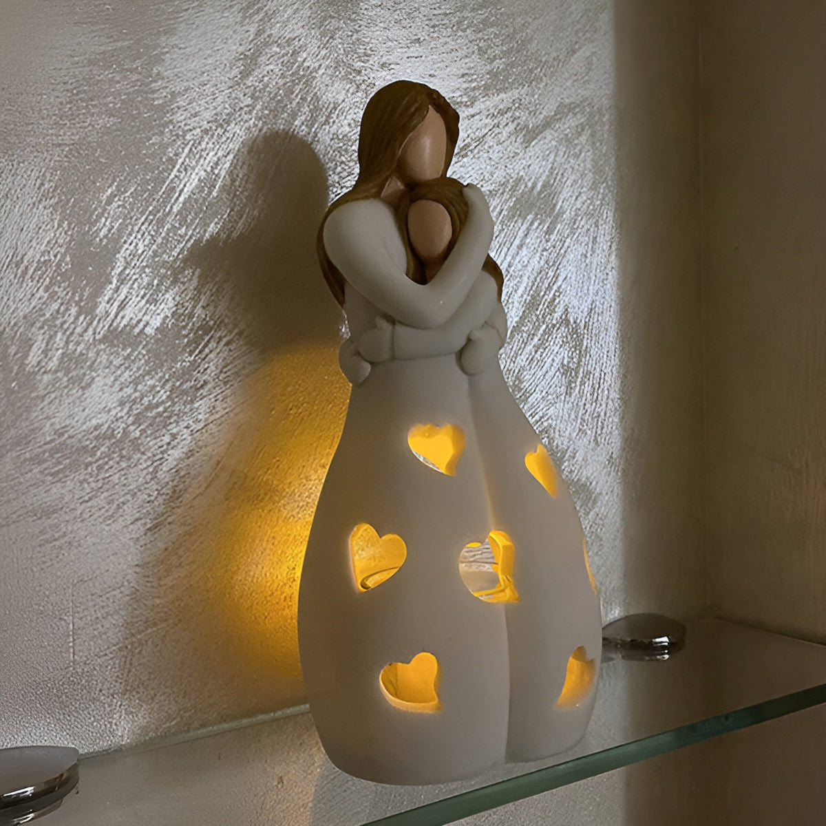 Hjemix | Omfavne Mor Datter Figur Flammende Lysestake - LoveGlow