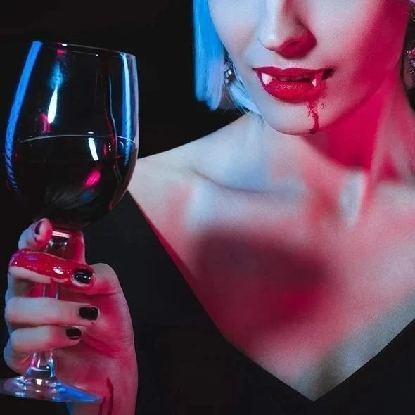 Hjemix | Automatisk Utrekkbare Vampyrtenner