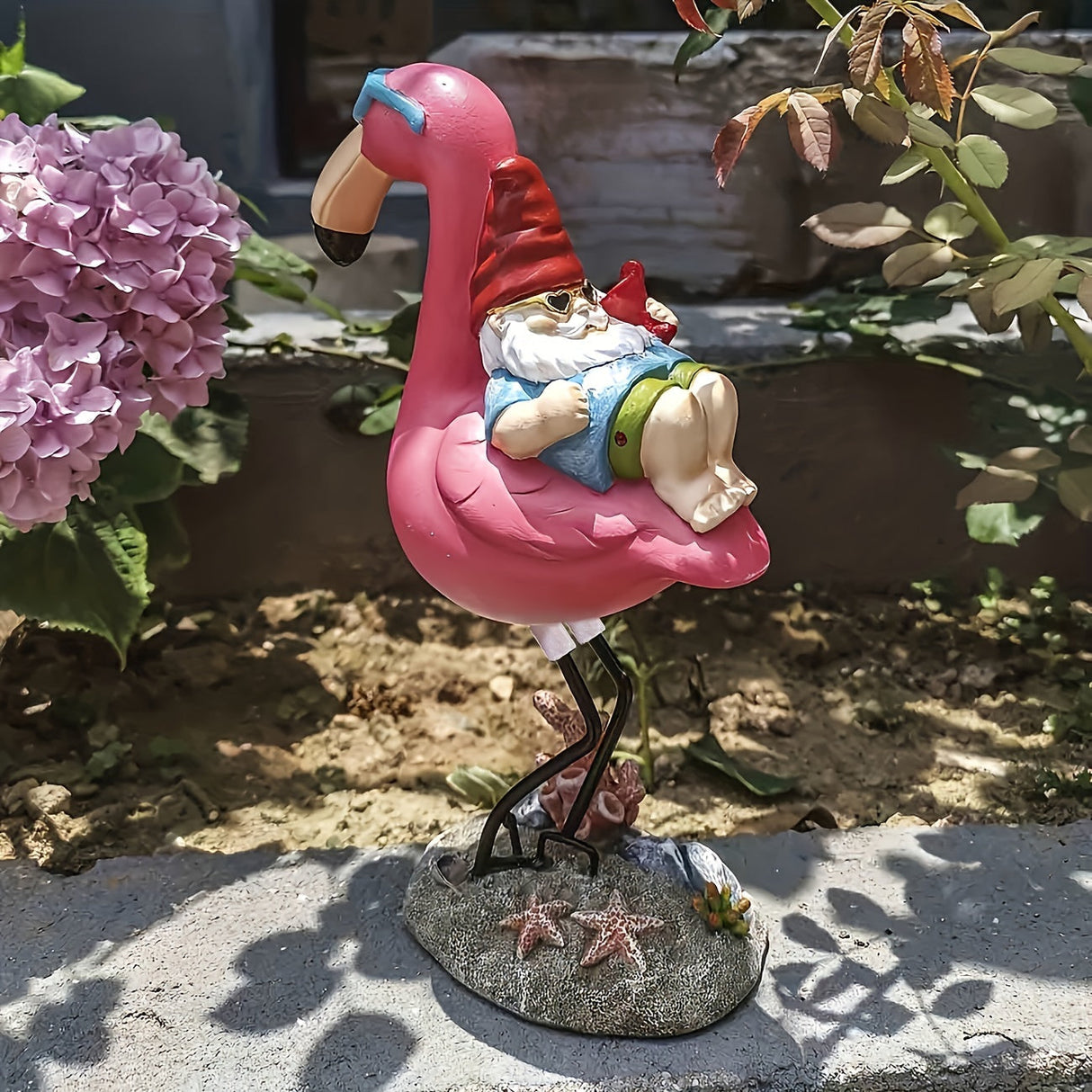 Hjemix | Flamingo avslappende hagegnom statue