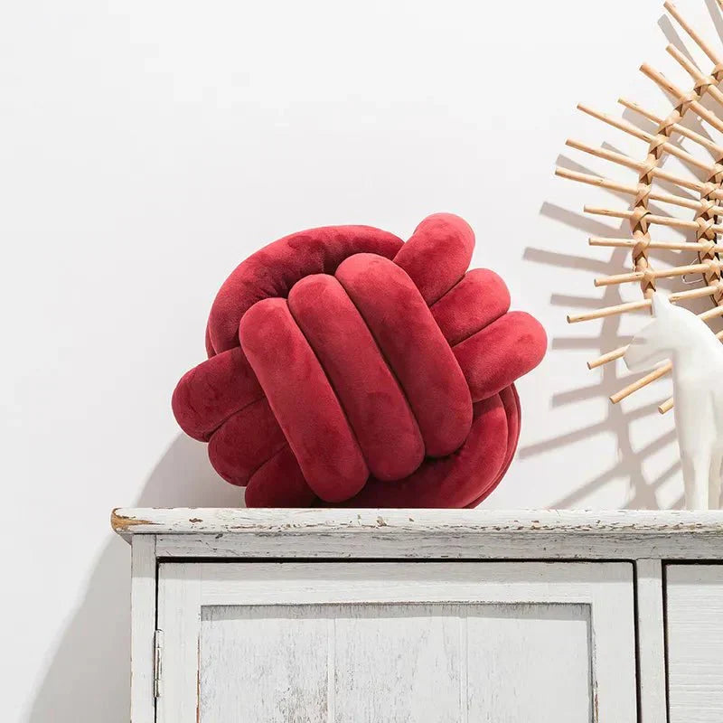 Hjemix | Dekorativ, myk pute med knyttet kule i semsket utseende