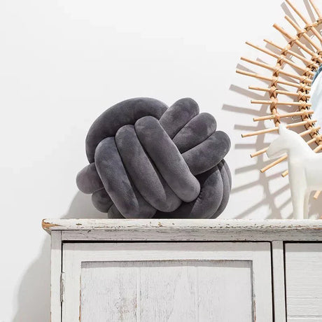 Hjemix | Dekorativ, myk pute med knyttet kule i semsket utseende