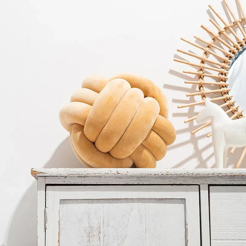 Hjemix | Dekorativ, myk pute med knyttet kule i semsket utseende