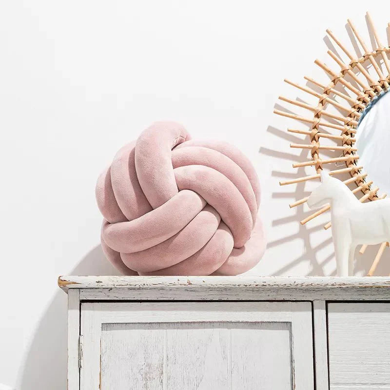 Hjemix | Dekorativ, myk pute med knyttet kule i semsket utseende