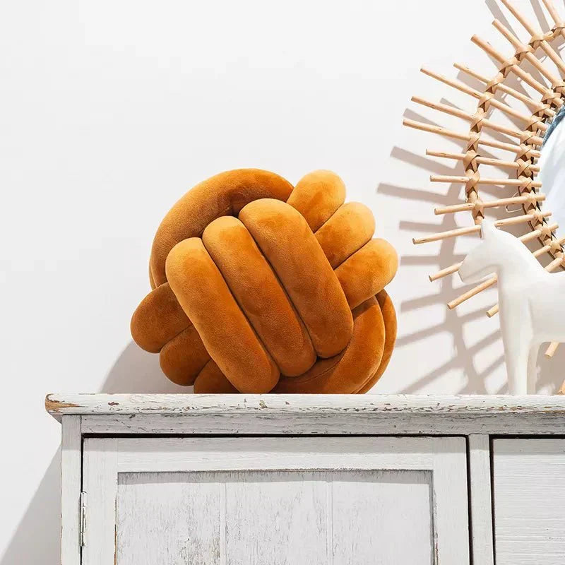 Hjemix | Dekorativ, myk pute med knyttet kule i semsket utseende