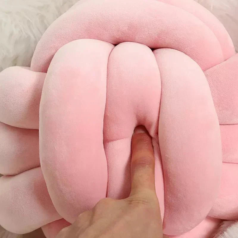 Hjemix | Dekorativ, myk pute med knyttet kule i semsket utseende