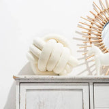 Hjemix | Dekorativ, myk pute med knyttet kule i semsket utseende