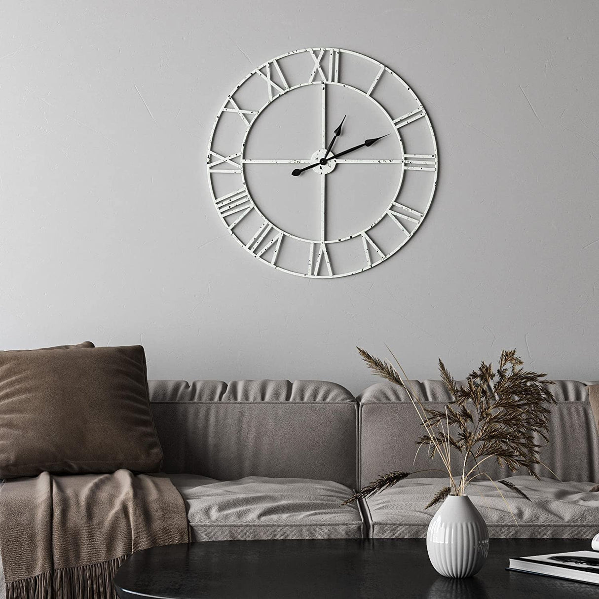 Rustikk hvit metallklokke