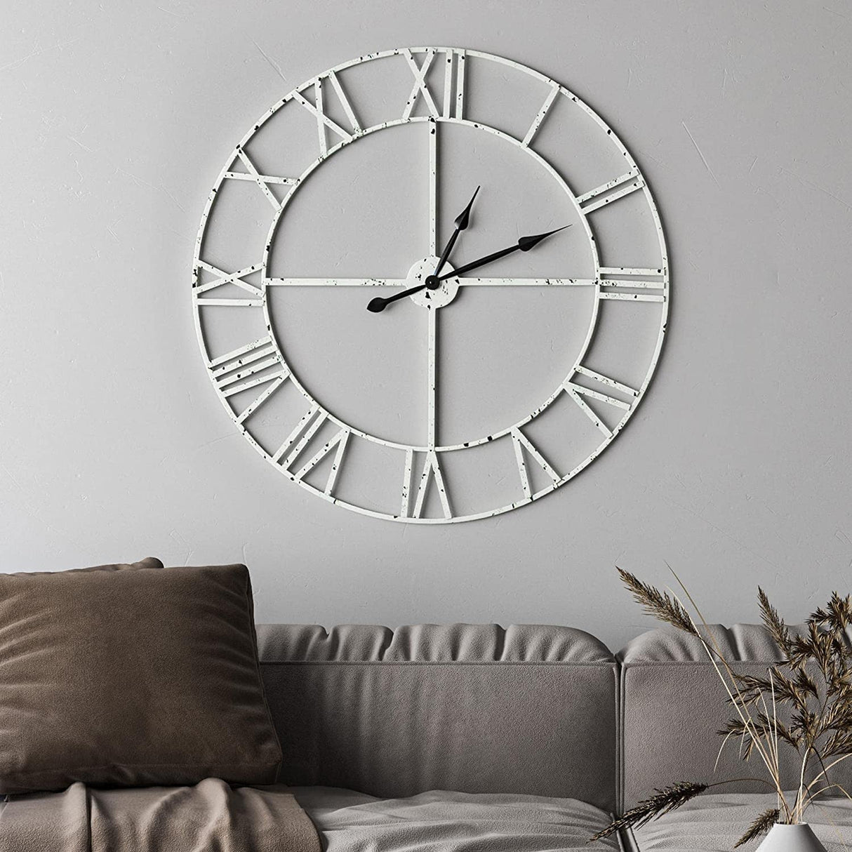 Rustikk hvit metallklokke