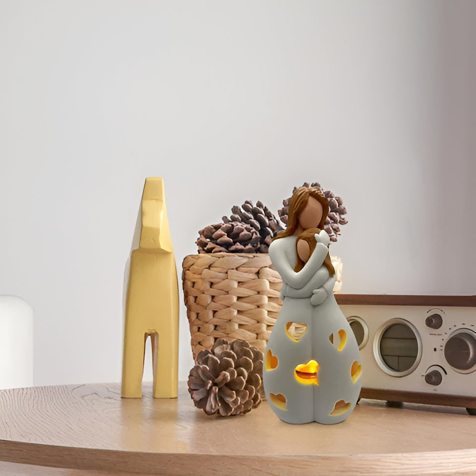 Hjemix | Omfavne Mor Datter Figur Flammende Lysestake - LoveGlow
