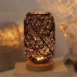 Hjemix | Bordlampe laget av rotangtre