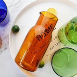 karaffel og glass i levende vann glass