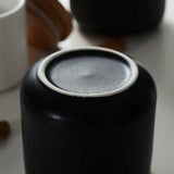 Hjemix | BambooNest Keramiske Oppbevaringsbokser med Bambustrekk | Stilig Oppbevaring | Perfekt for Kjøkken & Bad | Tilgjengelig i Hvit & Svart