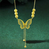 Hjemix | Halskjede med gullfarget sommerfugl med dusker