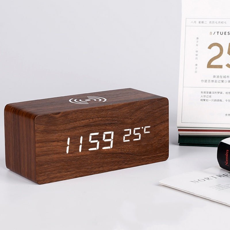 Hjemix | Wood Electric Alarm Clock med trådløs ladeplate